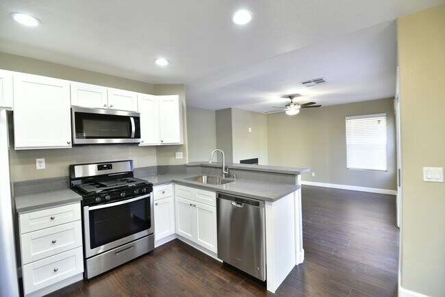 Building Photo - Gorgeous 4BED/2.5 BATH 2 Story Home Locate...