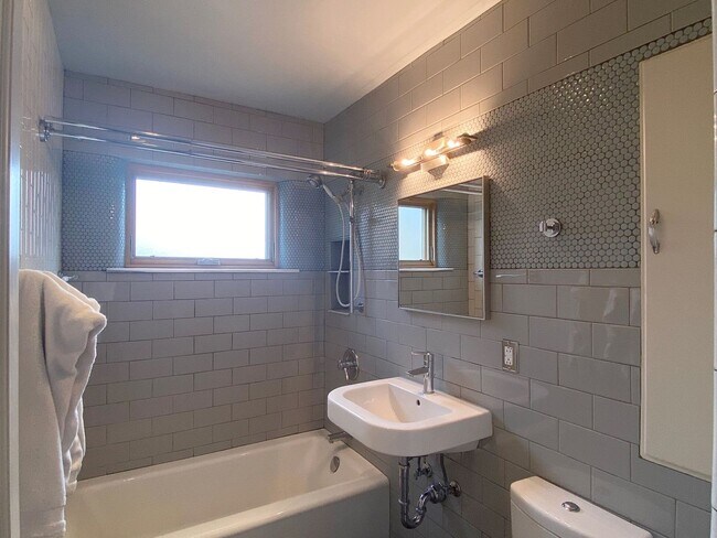 Building Photo - Beautiful Nob Hill Home with gourmet kitch...