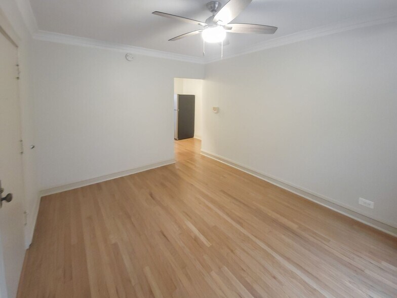 Building Photo - 5951 N Paulina St