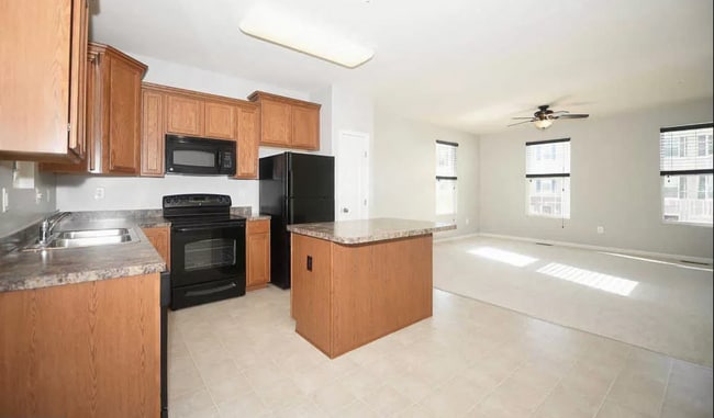 Building Photo - Beautiful End-Unit Townhome in Tanyard Spr...