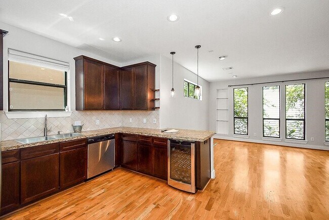 Building Photo - 1121 W 17th St