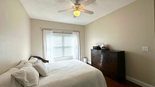 Building Photo - Gated Community, 3/2, Just Minutes to Beach!