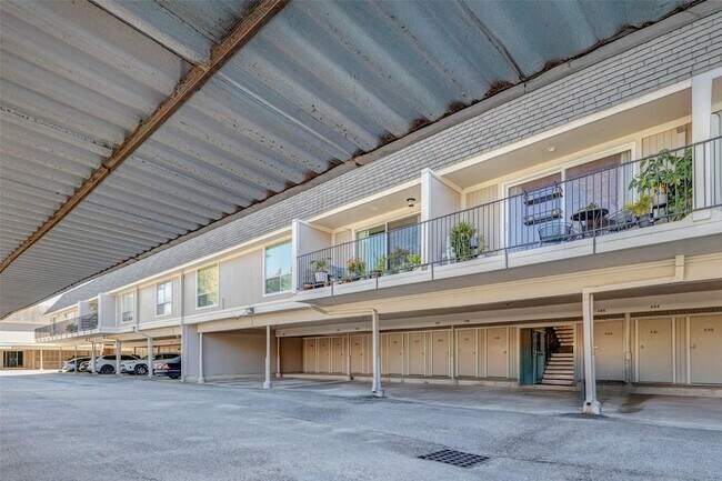 Building Photo - 2234 S Piney Point Rd