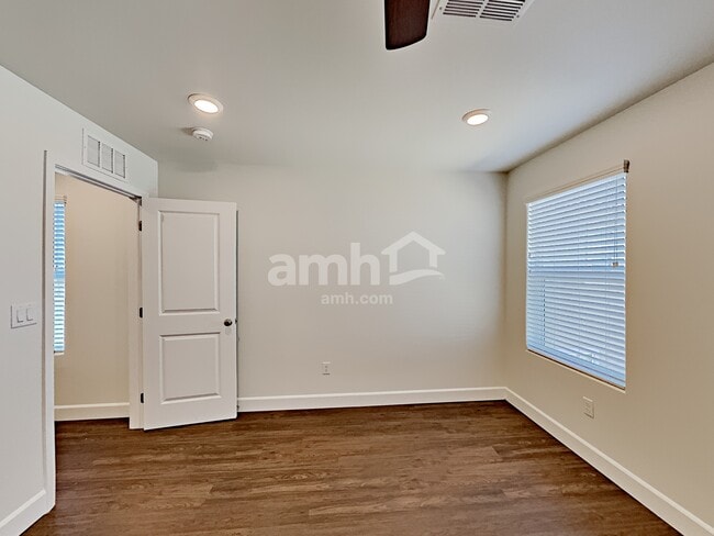 Building Photo - 1518 Golden Hour Ave