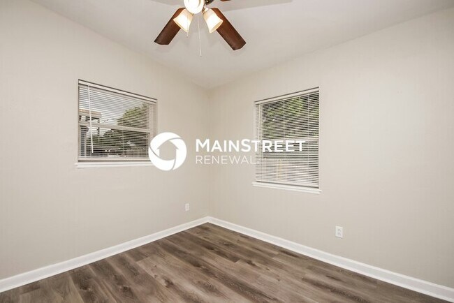 Building Photo - 3 Bedroom Pet-Friendly Home in ORLANDO, FL with Main Street Renewal