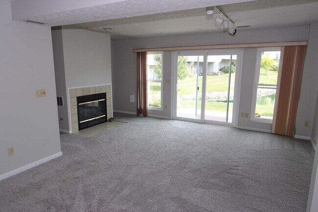 Building Photo - 2 Bedroom 1 and half Bathroom Single Famil...