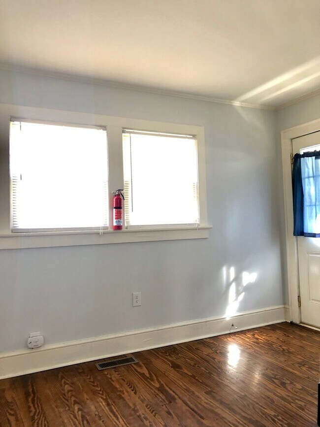 Building Photo - Adorable Bungalow with 2BR/1BA in Greer - desirable neighborhood in Greenville County - close to ...