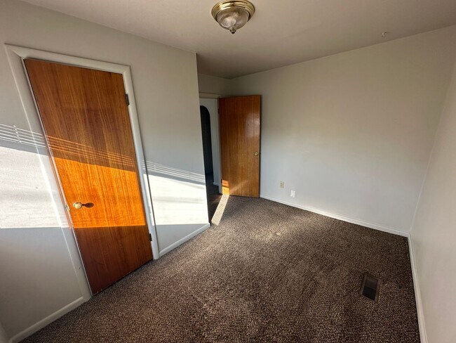 Building Photo - 2 bedroom 1 bath single family home