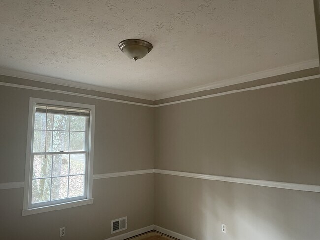 Building Photo - 540 Meadowbrook Dr