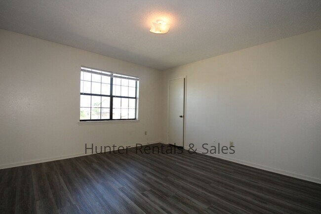 Building Photo - Two-Story Living!