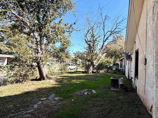 Building Photo - 2213 Bridwell St