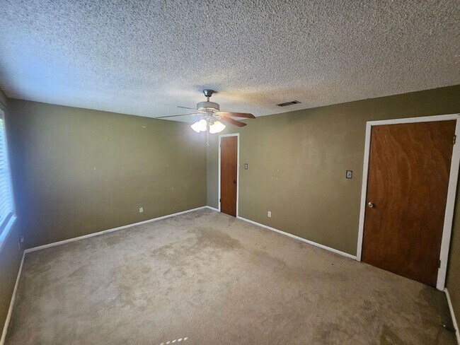 Building Photo - 105 Amelia Dr