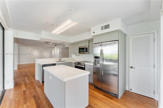Building Photo - 2843 S Bayshore Dr