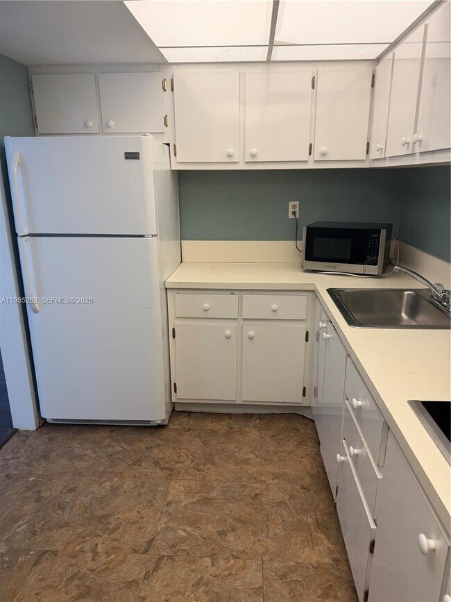 Building Photo - 1000 West Ave