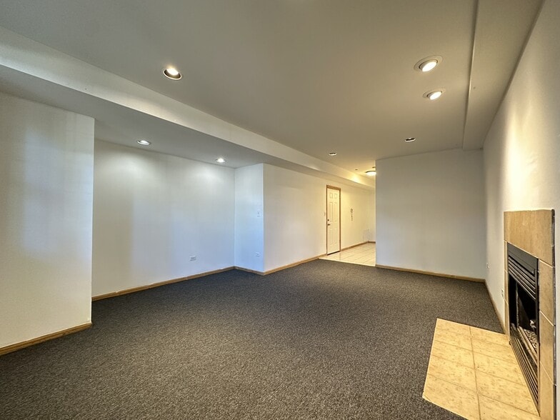 Building Photo - 918 N Paulina St