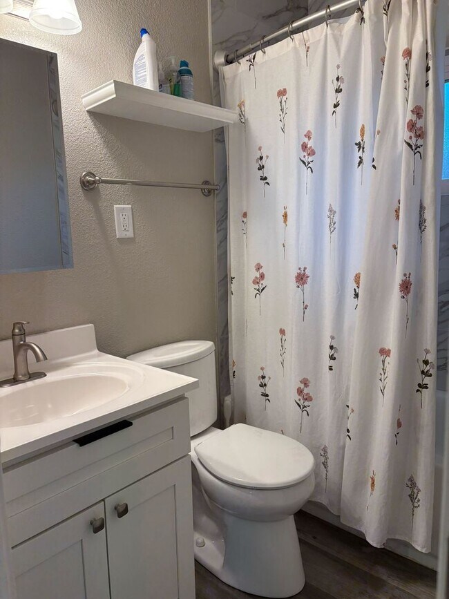 Building Photo - Comfortable 3-Bed Home in Prime Sacramento...
