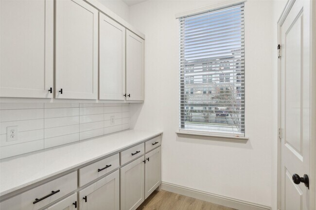 Building Photo - 7135 Buchanan Dr