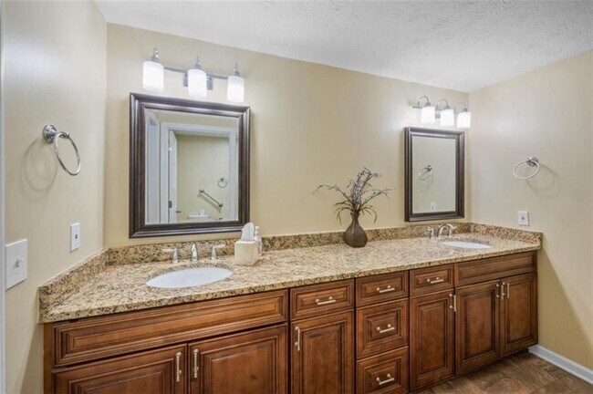 Building Photo - 6207 Moss Dr