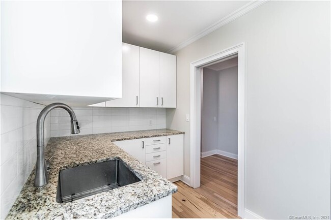 Building Photo - 140 Woodside Green