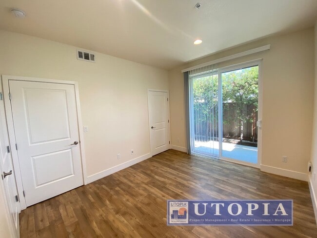 Building Photo - Beautiful and Spacious 3-bedroom, 3.5-bathroom Townhouse Located in the heart of Seabright.