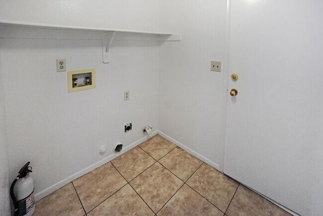 Building Photo - Stylish & Bright 3-Bed Oasis with Desert B...