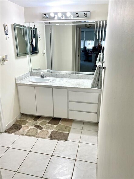 Building Photo - 1149 Hillsboro Mile