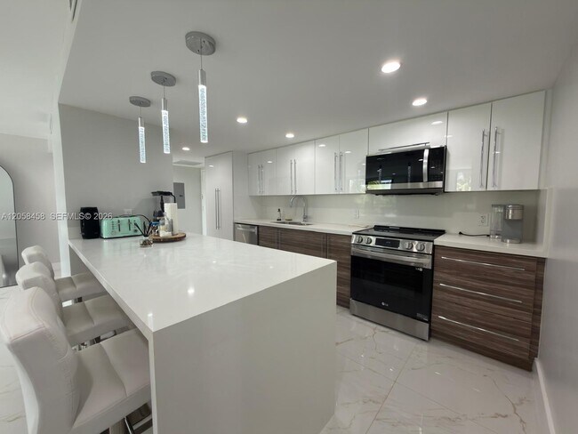 Building Photo - 1800 Collins Ave