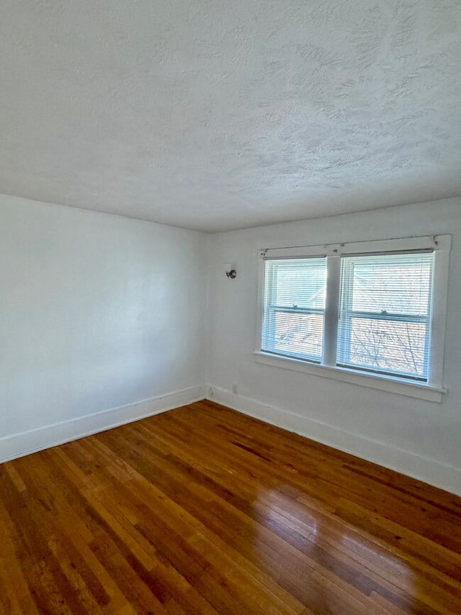 Building Photo - For Rent 4 Bedroom 1 Bath Field Club Row House