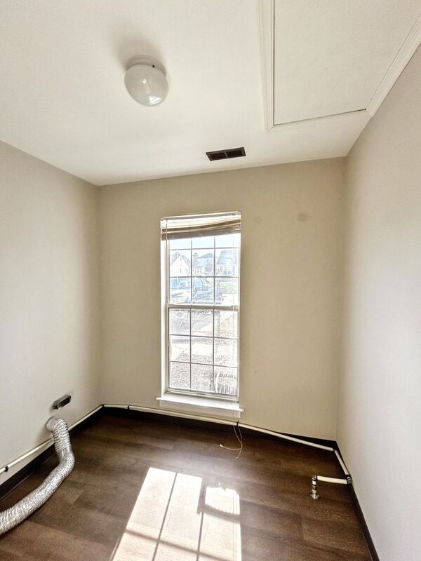 Building Photo - 6005 Almond Creek N Ln