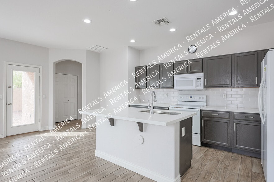 Building Photo - 8805 W Hilton Ave