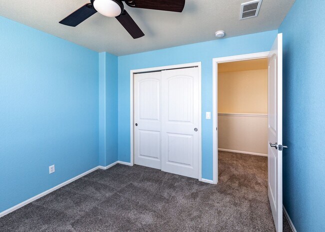 Building Photo - Cute End Unit 3 Bedroom Townhome in Lorson...