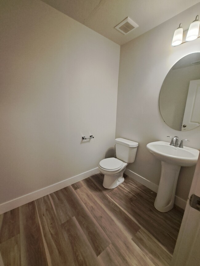 Building Photo - 998 N 20 E