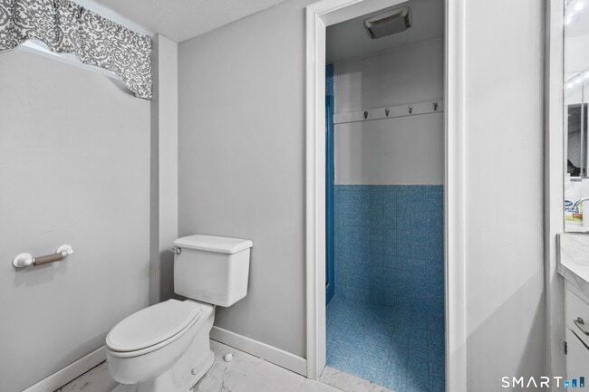 Building Photo - 10 Candlewood Ln