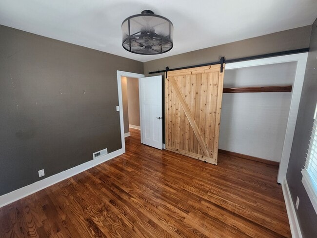 Building Photo - 4 Bedroom in East Moline  MUST SEE!!!