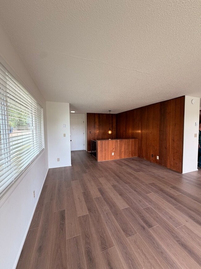 Building Photo - 2-Bedroom 1 1/2- bathroom Townhouse style duplex.