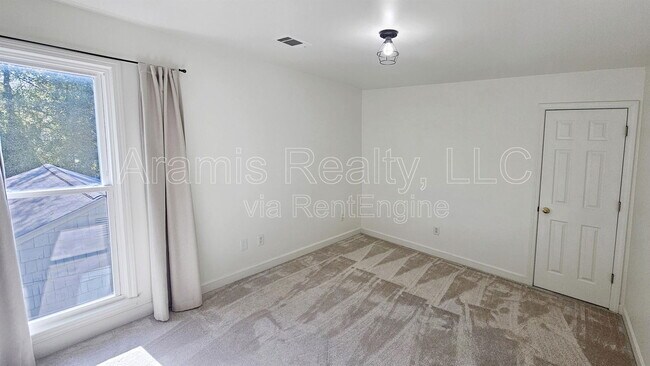 Building Photo - 1086 Pine Grove Ave NE