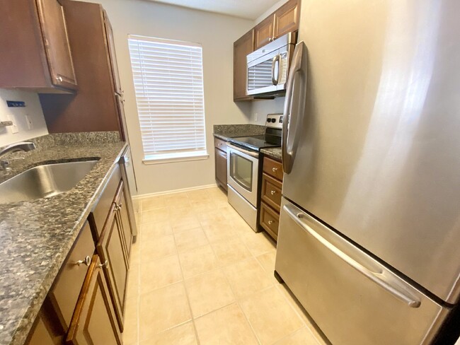 Building Photo - Updated One Bedroom Condo In The Reserve a...