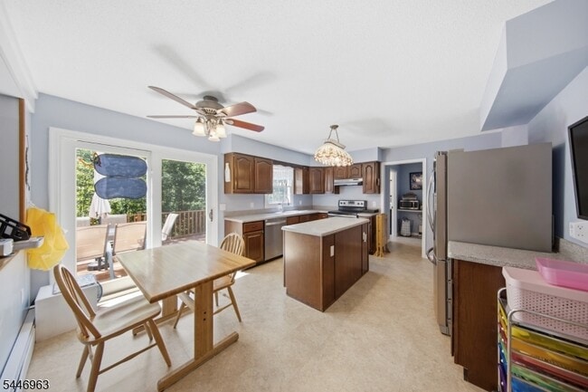 Building Photo - 2057 Lakeside Dr W