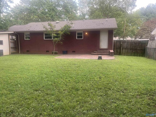 Building Photo - 505 Greenacres Dr NW