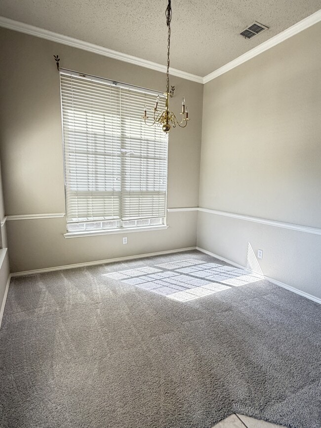 Building Photo - 2040 Camelot Dr