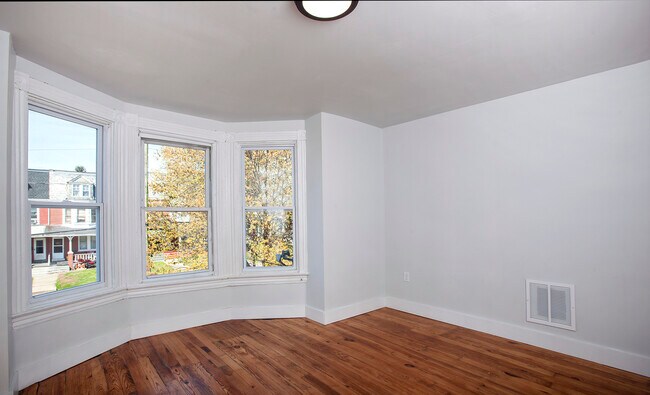 Building Photo - 333 S Ann St