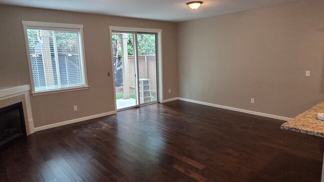 Building Photo - Spacious 3 Bedroom, 2.5 Bathroom Home in Prime Location