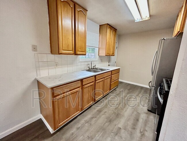 Building Photo - 164 Rounds St