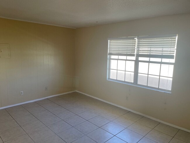 Building Photo - 2 bedroom 2 bath - walk in closet - master - dining area in kitchen