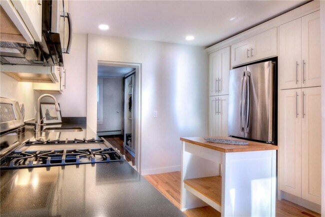 Building Photo - 37 William St