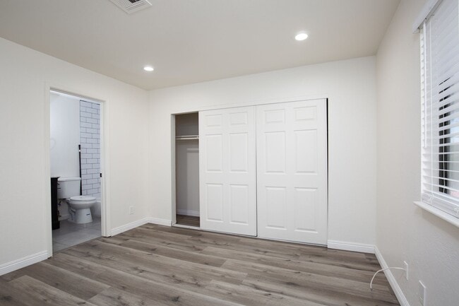 Building Photo - Completely remodeled 2nd floor unit near S...