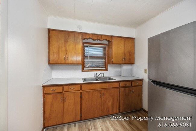 Building Photo - 1621 Lakeshore Dr