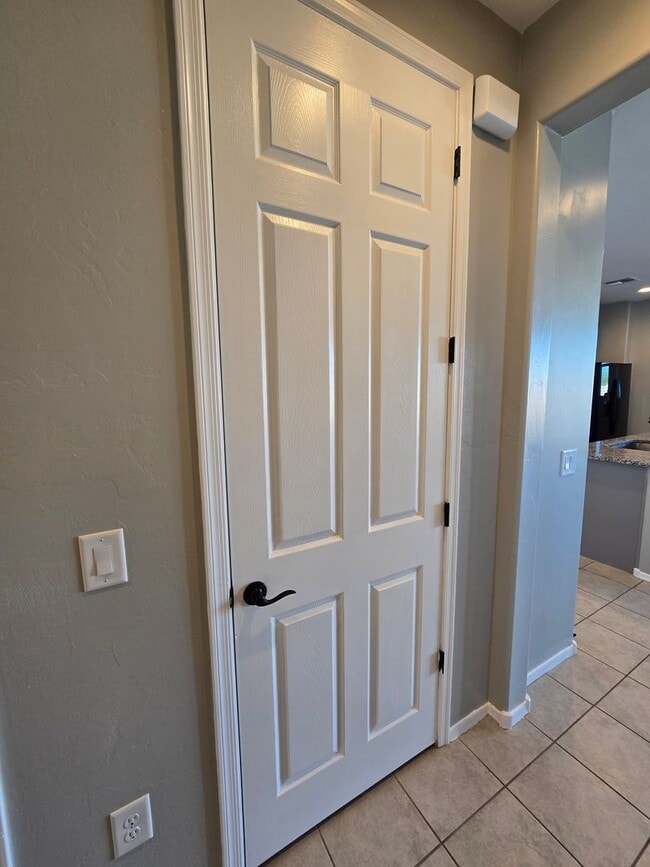 Building Photo - 3 Bedroom/ 2 Bath Red Rock Oasis