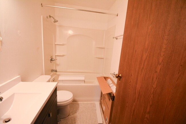 Building Photo - Main floor 2br condo steps from the Dougla...