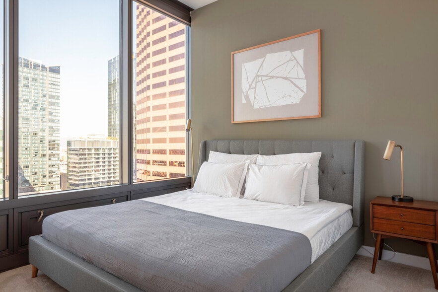 Building Photo - 16070 W Sunset Blvd
